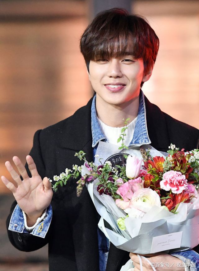 俞承豪宣传《复仇归来》捧花微笑暖人心 赵宝儿比心甜笑温柔可爱